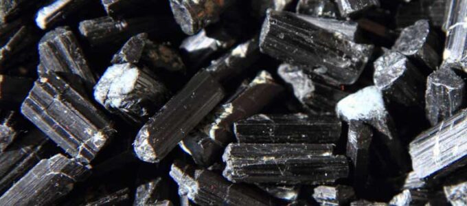 Piedra Turmalina negra, propiedades curativas y beneficios mágicos